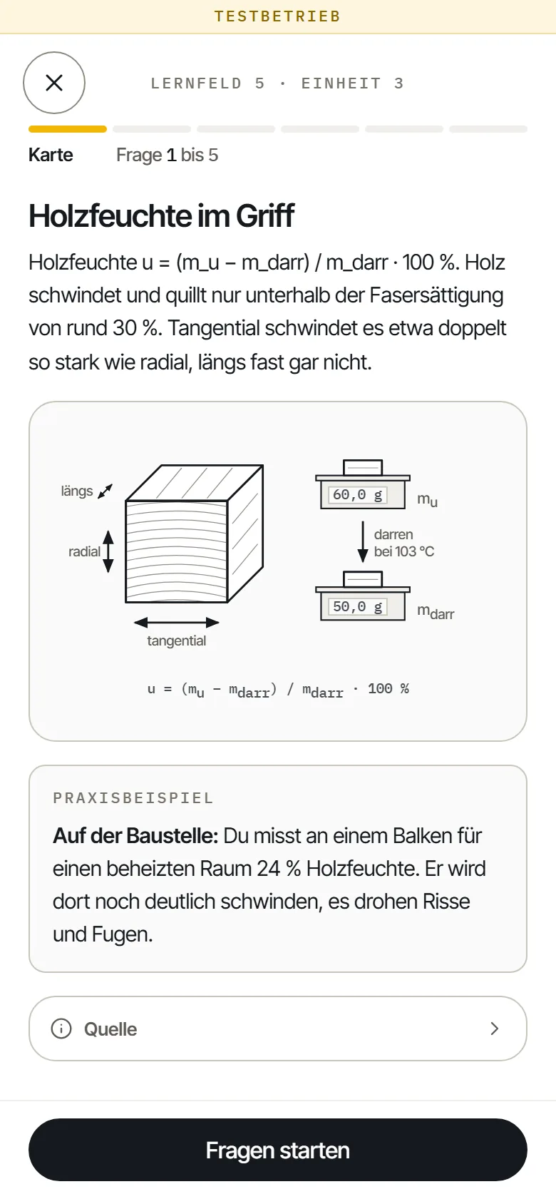 Lernkarte Holzfeuchte im Griff aus Lernfeld 5 mit Skizze zu Schwindrichtungen und Darrwägung, darunter ein Beispiel von der Baustelle