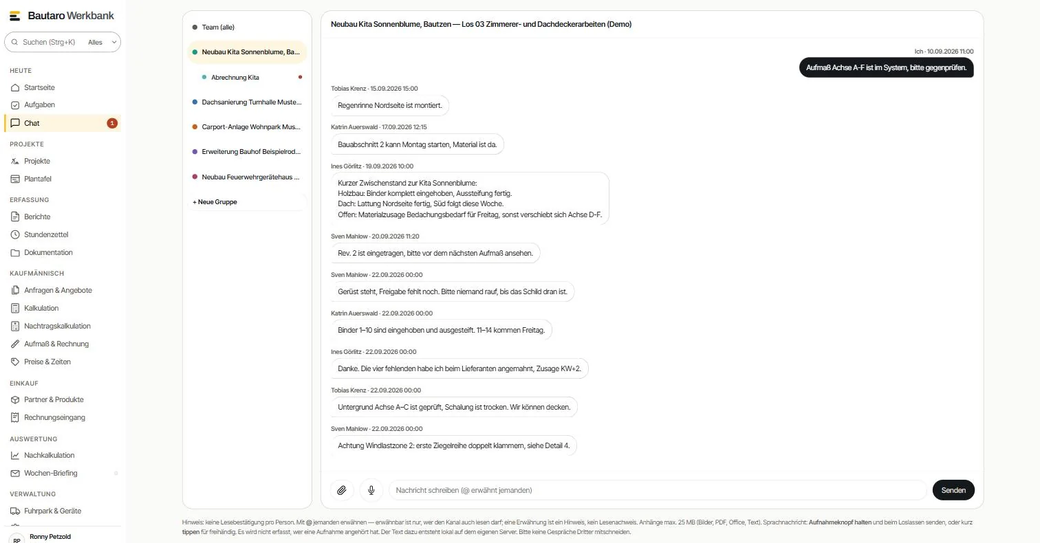 Chat in der Werkbank: links Team und Gruppen je Baustelle, rechts der Verlauf der Baustellengruppe Kita Sonnenblume mit Nachrichten von Bauleitung und Kolonne