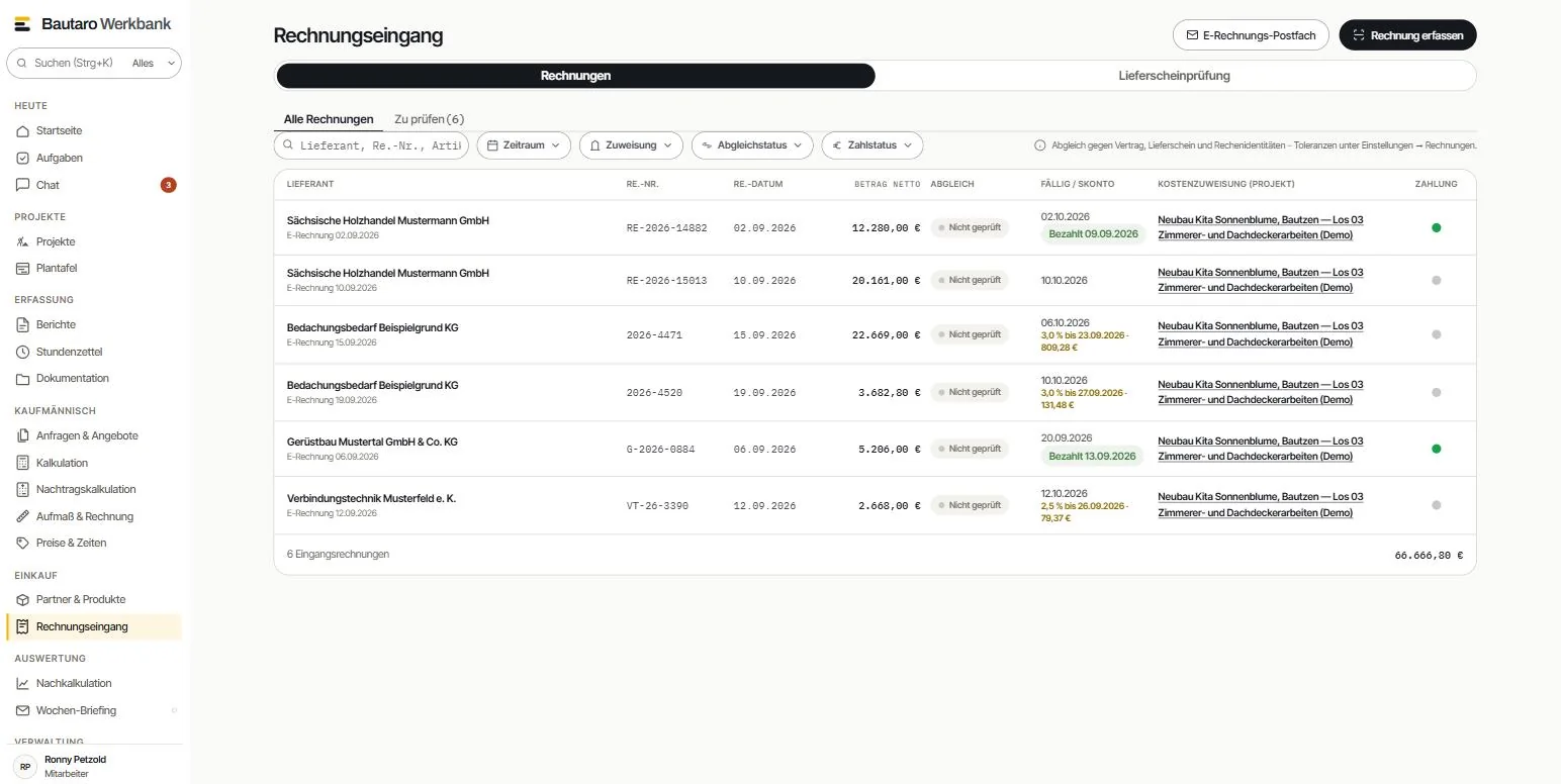 Eingangsrechnungen in der Werkbank: sechs Rechnungen mit Betrag, Abgleichstatus, Fälligkeit und Skonto, zum Beispiel 3,0 % bis 23.09.2026 gleich 809,28 €, Kostenzuweisung zum Projekt und Zahlstatus